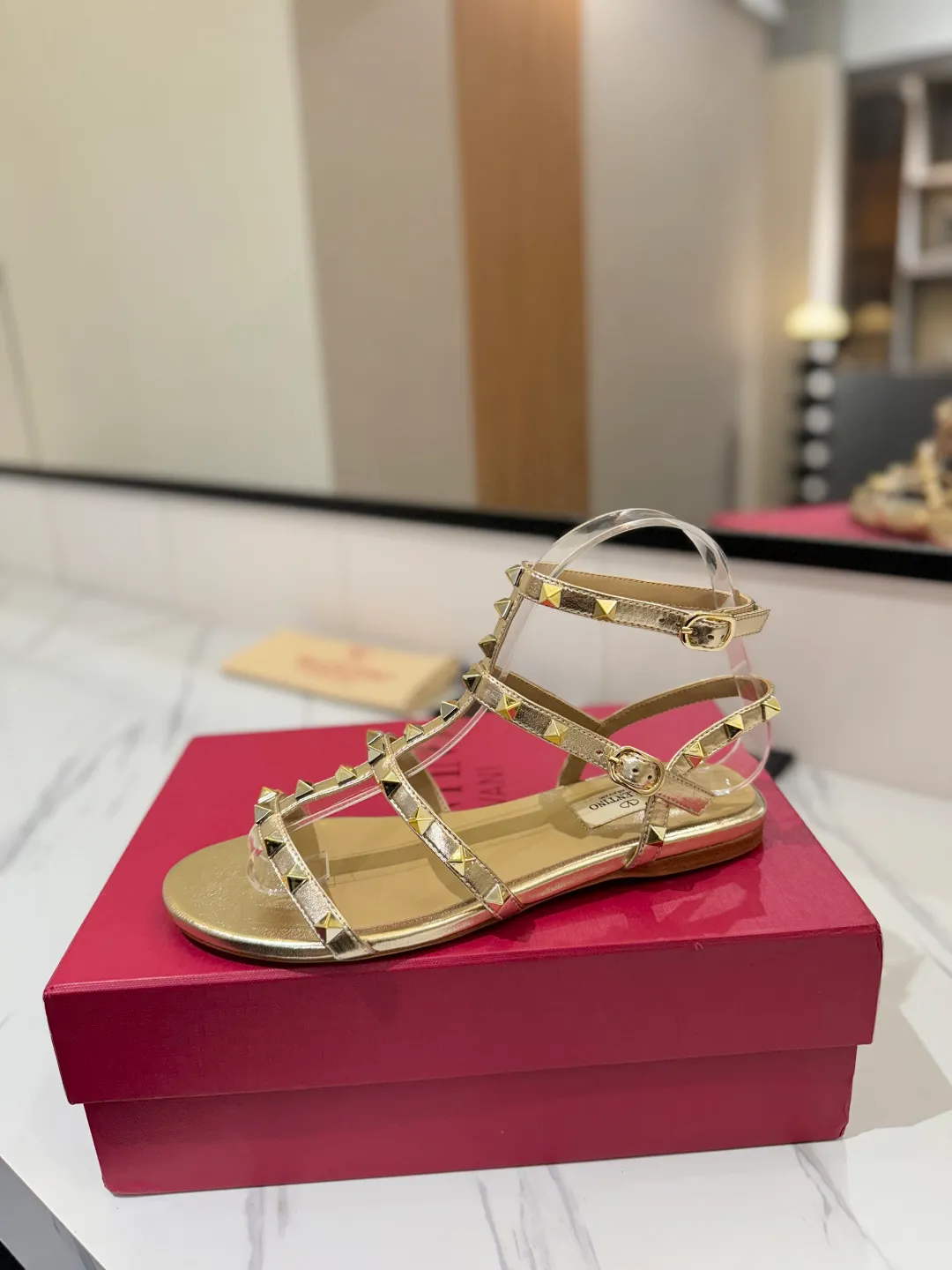 👟👟Ex-factory price 520👟👟 Valentino/Valentino rivet VT classic ankle-wrap rivet sandals, timeless 🆕 deeply rooted in people's hearts❤️A must-have item that never goes out of style🫰top replica! The side curves are perfect, the original molded custom-made rust-free rivets, and the textured hardware bring out a full sense of high-end, giving you a genuine foot feel! The first choice for high-end customers❤️ [Material] Upper: Original imported customized cowhide Inner lining: Original imported goatskin Outsole: Imported pearlescent leather outsole Code number: 35-39 [34, 40, 41, 42 are custom-made and cannot be returned or exchanged]